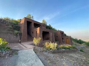 拉利贝拉Ben Abeba Lodge & Tukul的山顶上的砖屋