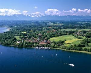 贝尔恩里德Marina Hotel am Starnberger See的享有湖泊的空中景致,设有船只