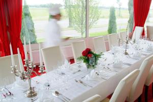 索斯特汉萨酒店的一张长桌,上面有白色的桌布和鲜花