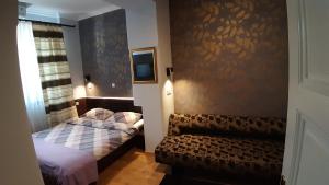 奥西耶克Maksimilian Osijek的一间小卧室,配有两张床和椅子
