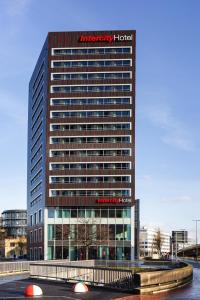 汉诺威IntercityHotel Hannover Hauptbahnhof-Ost的一座高大的建筑,前面有标志