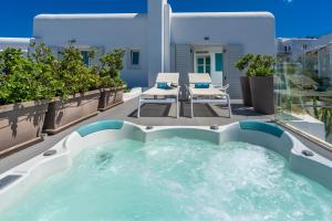 米克诺斯城Semeli Hotel Mykonos的房屋阳台的热水浴池