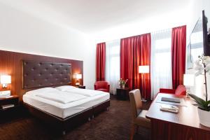 维也纳维也纳俄兰格娆酒店的配有一张床和一张书桌的酒店客房