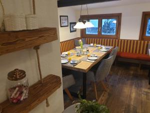 拉姆绍达赫斯坦Bergführerhaus的一间带木桌和椅子的用餐室