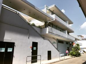 利多迪耶索罗Appartamenti Aquamarina的建筑的一侧有楼梯