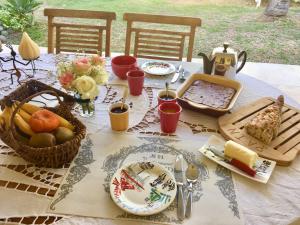 圣皮埃尔la maison du bonheur的餐桌,盘子,食物篮子