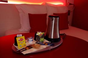 坎佩尔基里亚德奎贝苏德酒店的床上的盘子,上面有食物和搅拌机