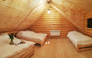 ZalesieZalesie - wyjątkowe domki nad jeziorem的小木屋内带两张床的房间