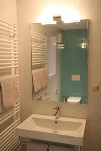 什科菲亚洛卡赛维特杰斯尼公寓的白色的浴室设有水槽和镜子