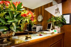 威尼斯阿尔伯格玛林酒店的办公室,带鲜花的桌子和电脑