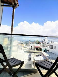 圣胡安圣胡安拉特拉扎酒店的市景阳台的椅子
