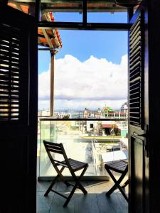 圣胡安圣胡安拉特拉扎酒店的市景阳台配有两把椅子