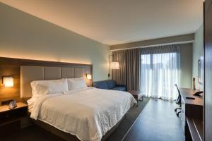 夏洛特Holiday Inn Express & Suites - Charlotte - South End, an IHG Hotel的酒店客房设有一张大床和一张书桌。