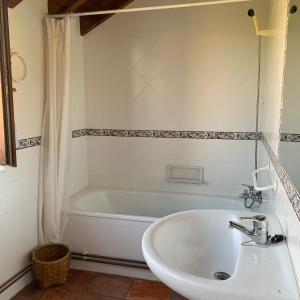 SerdióCasa Cuco的浴室配有白色浴缸和水槽