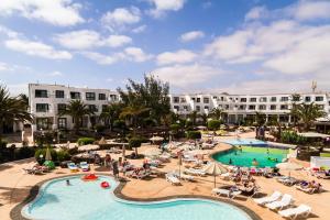 科斯塔特吉塞兰萨洛特蓝湾酒店的游泳池里的人可以欣赏到酒店空中的景致