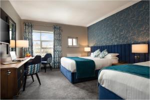 恩尼斯科西河滨公园酒店 的酒店客房配有两张床和一张书桌