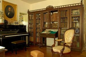 圣徐连代萨利斯帕佐西布朗酒店的一间设有钢琴、书桌和书架的房间