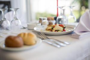比塞大Bizerta Resort Congres & SPA的一张桌子,上面放着一盘食物和酒杯