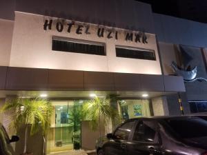 累西腓Hotel Uzi Mar的前面有停车场的酒店