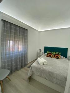 维迪盖拉Casa da Matriz的一间卧室设有一张床和一个大窗户