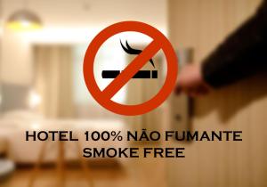 维多利亚Alameda Vitória Hotel的客房内的标志禁止吸烟