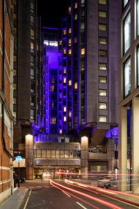 伦敦伦敦圣吉尔斯酒店的一条城市街道,有一座紫色的建筑