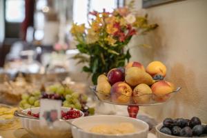 拉蒂萨纳阿巴菲奥尼塔农庄酒店的桌子上放着一碗水果