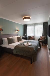 Vikøyri布利克斯酒店的一间带大床的卧室和一间客厅