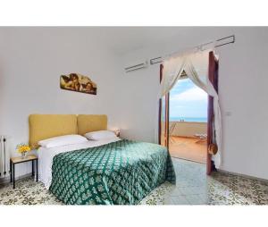 波西塔诺Casa Marty的一间卧室设有一张床,享有海景