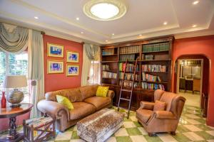 姆巴巴内Mac Atini Guest House的带沙发和书架的客厅