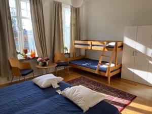 维纳什堡Vänersborgs Vandrarhem的一间卧室配有一张床和一张双层床。