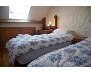 Tyncellar Farm holiday cottages客房内的一张或多张床位