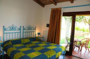 圣特奥多罗三奥克斯的一间卧室设有蓝色和黄色的床和一个庭院。