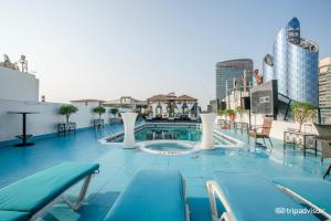 迪拜丽晶宫殿酒店的建筑物屋顶上的游泳池
