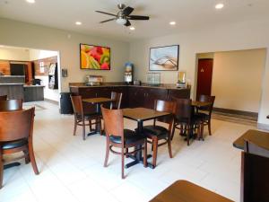 哈瓦苏湖城岛屿套房酒店的餐厅内带桌椅的用餐室
