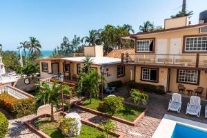 博卡德尔里奥Hotel Villas Santa Ana的享有带游泳池的房屋的空中景致