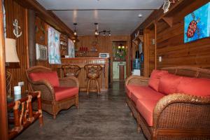 桑迪湾Blue Island Divers Casa Descanso的客厅配有柳条家具和酒吧
