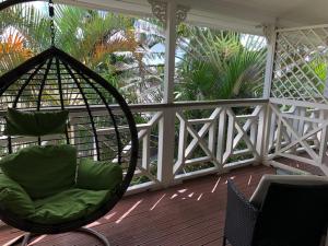 努库阿洛法海滨旅舍的门廊配有椅子和秋千