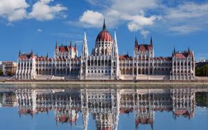 布达佩斯Global Suites Budapest的议会大厦,在水中体现