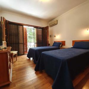 罗萨里奥Green House.river的酒店客房设有两张床和窗户。