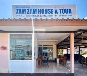 高兰赞赞公寓的一间标有阅读zamzam房屋和旅游标志的餐厅