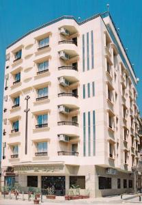 卢克索苏珊娜卢克索酒店的一座大型白色建筑,设有阳台