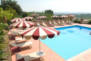 Terruggia阿里奥拓村旅馆的一个带遮阳伞和躺椅的游泳池以及一个游泳池