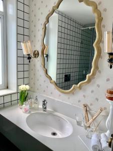 卡兰古特Red Thread Calangute的一间带水槽和镜子的浴室