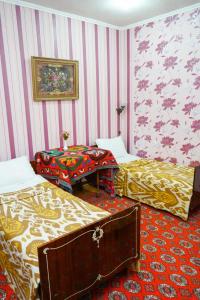 Little Bukhara客房内的一张或多张床位