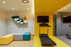 Hotel Indigo Berlin - East Side Gallery的健身中心和/或健身设施