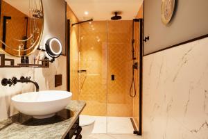 海牙海牙英迪格酒店 - 努儿登堡宫的一间带水槽和淋浴的浴室