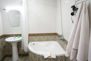 Little Bukhara的一间浴室