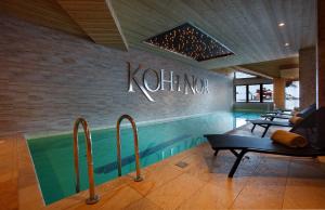 葱仁谷Hôtel Koh-I Nor by Les Etincelles的带有读库岛标志的游泳池
