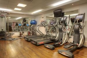 格拉斯哥靛蓝格拉斯哥酒店的健身房,配有各种跑步机和机器